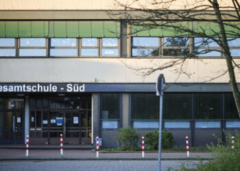 Schließung von 14 Duisburger Schulen zu Wochenbeginn wegen "rechtsradikaler" Drohbriefe