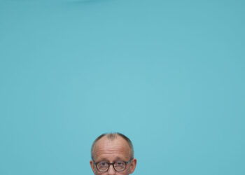 "Dick dich du Nazi!": Friedrich Merz zeigt Schweizer wegen Tweet an