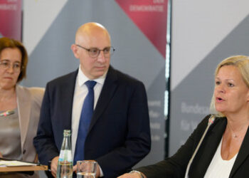 BfV-Gutachten zur AfD: Verfassungsfeinde? Herrschaften, schaut in den Spiegel!