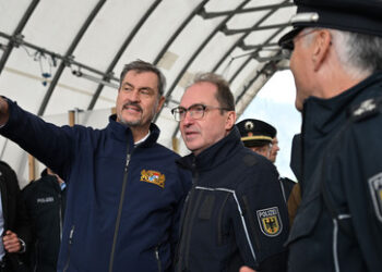 Bundesinnenminister Dobrindt will verschärfte Zurückweisung von Asylsuchenden vor der EU begründen