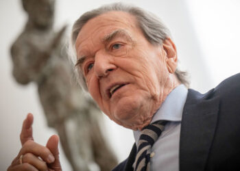 Ex-Kanzler Schröders Bankkonto "wegen russischer Gelder" gesperrt