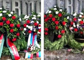 Gedenken an 4.000 ermordete Rotarmisten in Dachau – Gedenkstättenleitung lässt Kränze schänden