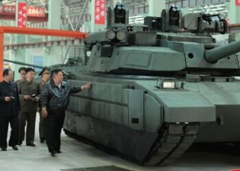 Kim Jong-un besichtigt Panzerfabrik: Kurs auf "zweite Revolution bei Panzerproduktion"
