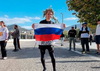 Mit Weltrekord und russischer Fahne durch Ziel - Verband will Bestmarke nicht anerkennen