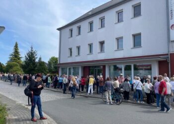 Rentner in der Hitze – nur für einen Arzttermin