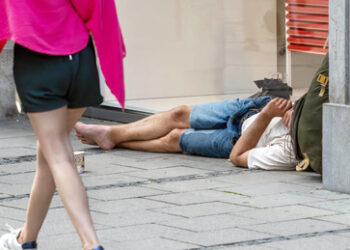 Sozialabbau: Wie die GroKo den Arbeitsmarkt prekarisiert und dafür Grundrechte aushebelt