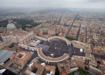 Weißer Rauch steigt auf: Kardinäle haben einen neuen Papst gewählt!