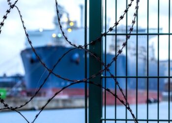 An Bord gefangen – Schleswig-Holstein verbietet russischen Seeleuten den Landgang