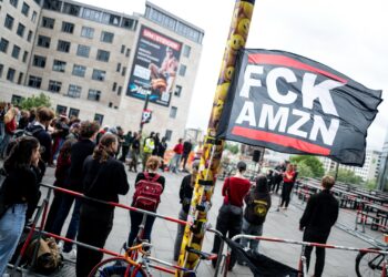 Berlin: Linksextreme fackeln mehr als 30 Transporter von Amazon und Telekom ab