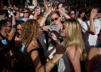 Frankreich: Spritzenattacken auf Frauen und Mädchen bei Musikfest