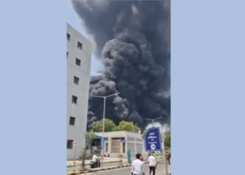 Indien: Flugzeug mit 242 Passagieren stürzt kurz nach dem Start ab (VIDEO)