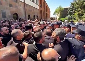 Polizei stürmt Zentrum der Armenischen Kirche – Zusammenstöße mit Geistlichen