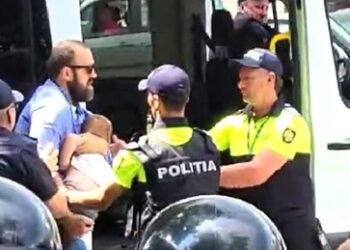 Protest gegen LGBTQ-Parade in Moldawien – Polizei misshandelt ein Kind und wirft Priester zu Boden