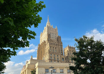 Sacharowa über Kiews Haltung zu Leichenübergabe: Strikte Ablehnung, keine Bitte um Aufschub