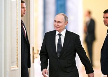 Sankt Petersburg: Wladimir Putin spricht auf Plenarsitzung des Wirtschaftsforums