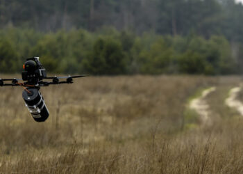 VIDEO: Russische Soldaten zerstören ukrainische Drohne mit einer Schere