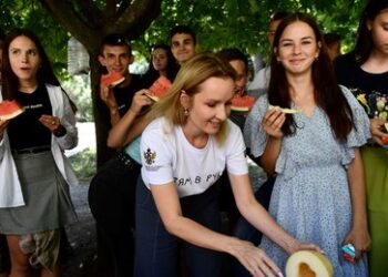 "In Russland verschwunden"? – Russland, Katar, Rotes Kreuz und UNO bringen Familien wieder zusammen