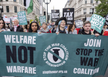 "Wohlfahrt statt Krieg": Protestwelle in London gegen Kriegsagenda