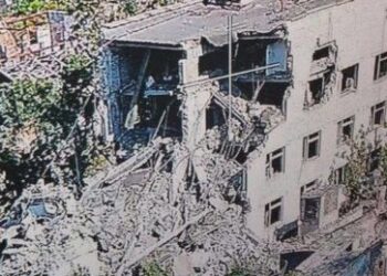 Barbarischer ukrainischer Angriff auf Wohnhaus in Aljoschki: Dutzende unter Trümmern