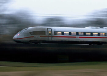 Bayern: Syrer attackiert mehrere Fahrgäste in ICE mit Axt – mehrere Verletzte