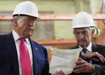 Beim Besuch am Sitz der US-Notenbank: Trump provoziert Powell vor laufenden Kameras