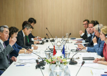 Diplomatie: Wie Chinas Außenminister Kaja Kallas die geopolitischen Verhältnisse erklärt