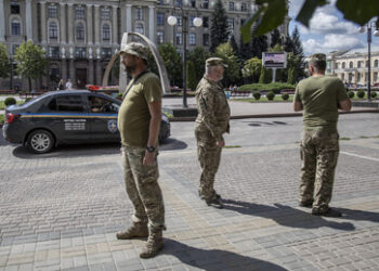 Fahnenflucht trotz Menschenfangs – Kiew gehen die Rekruten aus