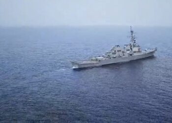 Hubschrauber der iranischen Marine drängt US-Zerstörer im Golf von Oman ab