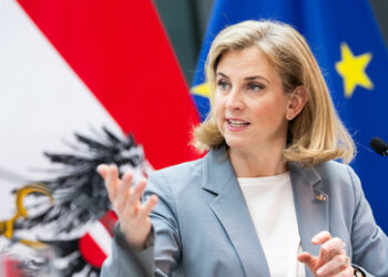 Meinl-Reisingers Fantasien: Särge in Russland und NATO-Beitritt für Wien