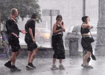 Moskau: Überschwemmungen nach starkem Regenfall und spektakuläre Blitzeinschläge