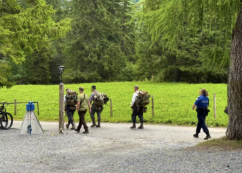 Rechtsextreme wandern in Wehrmachtsuniformen – Schweizer Polizei schaut tatenlos zu