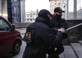 St. Petersburg: FSB nimmt junge Frau beim Anbringen einer Bombe unter Auto fest (VIDEO)