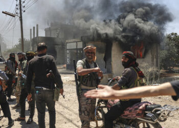 Syrische Regierungstruppen erneut nach Suwaida verlegt: Israel nimmt Beduinenkonvoi ins Visier