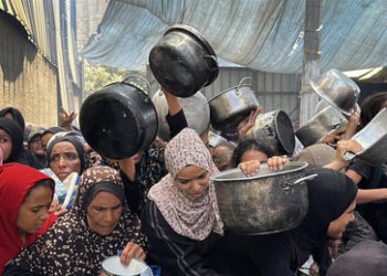 Trump kündigt Freilassung von Geiseln an – Israel greift erneut Verteilzentrum an