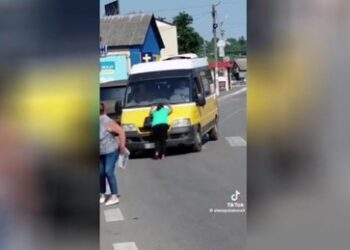 VIDEO: Mutter bricht auf Straße zusammen, nachdem ihr Sohn von der ukrainischen Armee entführt wurde