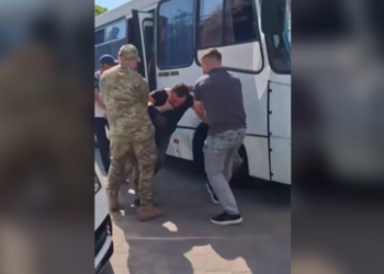 VIDEOS: Ukrainische Militärrekrutierer auf brutaler Menschenjagd