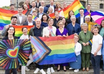 "Solidarität mit queeren Soldaten" – Bunter Fahnenappell sorgt für Missstimmung im Regierungsviertel