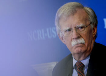 Bolton kritisiert nach Durchsuchungen Trumps Strategie gegenüber der Ukraine