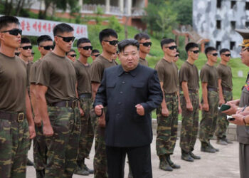 DVRK : Kim inspiziert Trainingsbasis für Scharfschützen