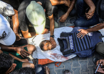 Gaza: IDF bombardiert Krankenhaus und tötet 21 Menschen, darunter erneut fünf Journalisten