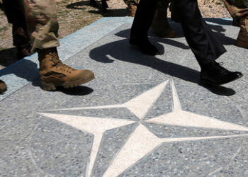 Jeffrey Sachs: "NATO hätte bereits 1990 aufgelöst werden sollen"   