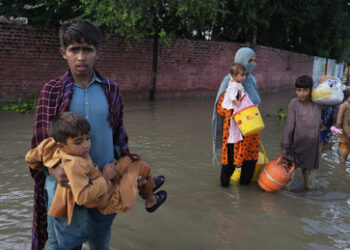 Pakistanis flüchten: Indien öffnet nach heftigen Regen Staudamm