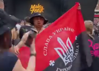 Polnische Opposition verurteilt Bandera-Flaggen auf Konzert in Warschau