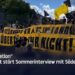 Störaktion rechter Aktivisten bei ARD-Sommerinterview mit Söder – Polizei fixiert Demonstranten