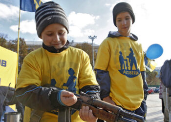 Vorbereitung auf Krieg ab fünf Jahren – Ukrainische Rekrutierer fordern neues Tiefstalter