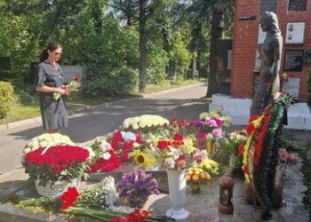 Allein auf weiter Flur: Deutsche Diplomatin ehrt Gorbatschow am dritten Todestag