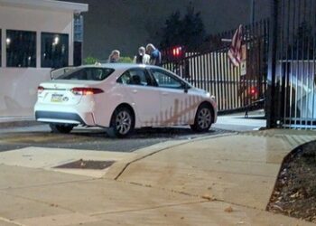 Auto fährt bei "gezieltem Angriff" gegen die Zufahrt zum FBI