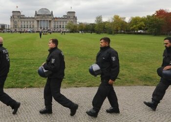 Berliner Polizeischule wird zum Sprachkurs: Weidel kritisiert steigenden Migrantenanteil