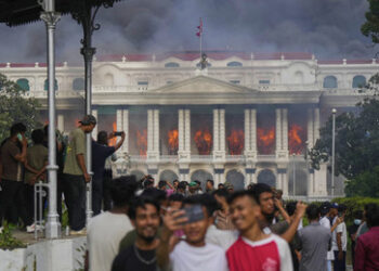 Massenproteste in Nepal: Zahlreiche Tote und Verletzte, Regierungsgebäude in Brand