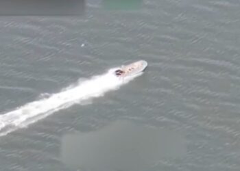Russische Drohnen zerstören Schnellboot mit ukrainischer Sabotagegruppe (VIDEO)